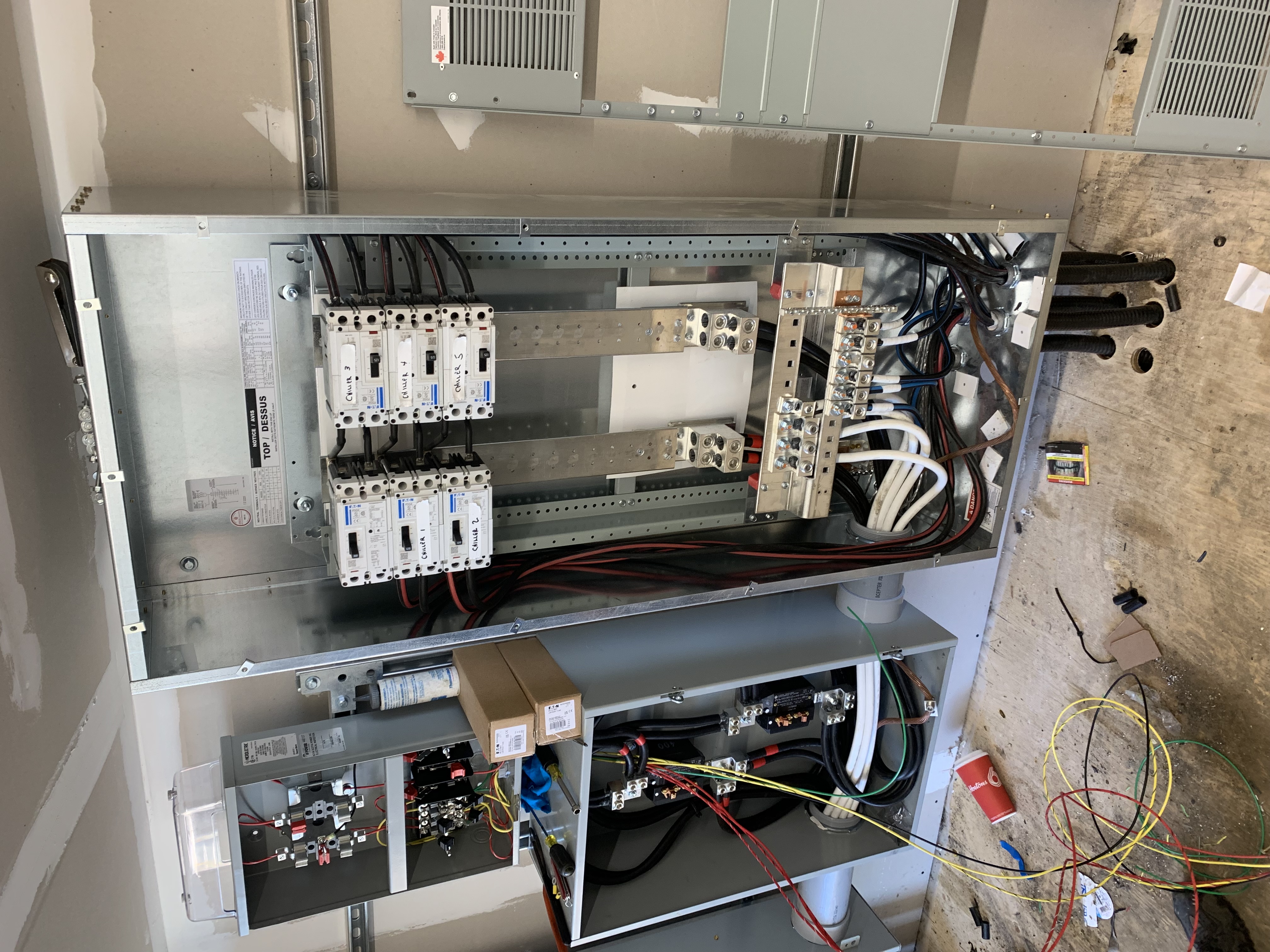 Internal wiring of an 800A service distribution panel